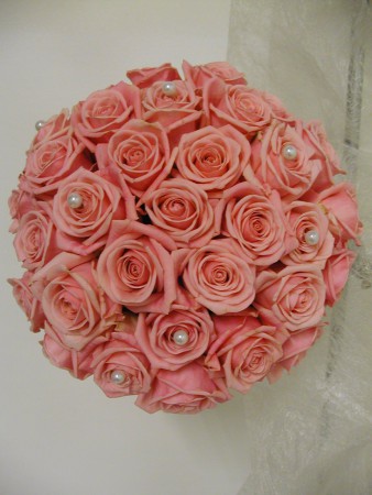 Brudbukett i oasishållare med bara lite pärlor som dekoration