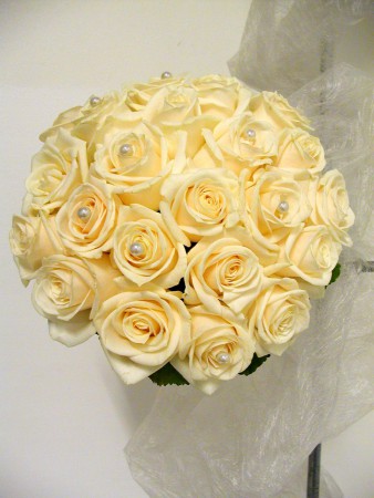 Handbunden med vendelarosor och pärlor 