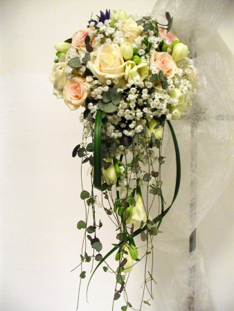 Lite vattenfalls känsla med hjäratan på tråd samt vita fresia i droppen och pastelliga rosor i basen