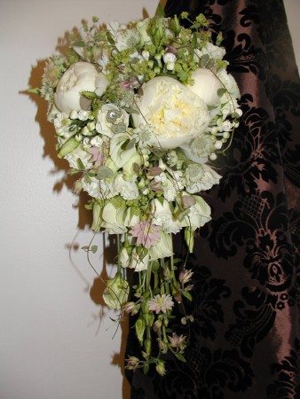 En sommar bukett med pioner, akleja, stjärnflocka, prärieklockor och mollis,