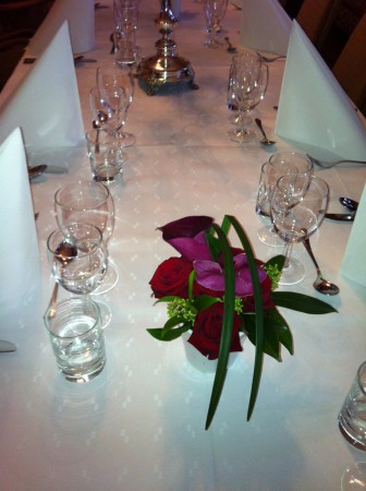 Bordsblommor som matchar bruden bukett- individuella val dagspriser blommor